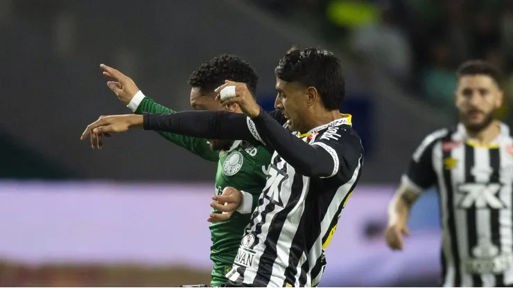 Vitor Roque, jogador do Palmeiras, disputa lance com Alexis Duarte, jogador do Santos, durante partida no estadio Arena Allianz Parque pelo campeonato Brasileiro A 2025. Foto: Anderson Romao/AGIF