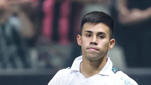 Aravena em campo pelo Tricolor contra o Atlético-MG.