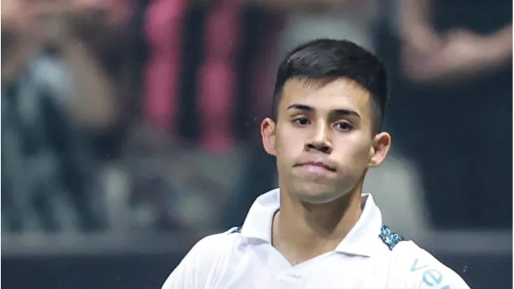 Aravena em campo pelo Tricolor contra o Atlético-MG.