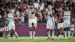 Jogadores do Fla lamentando após o apito final