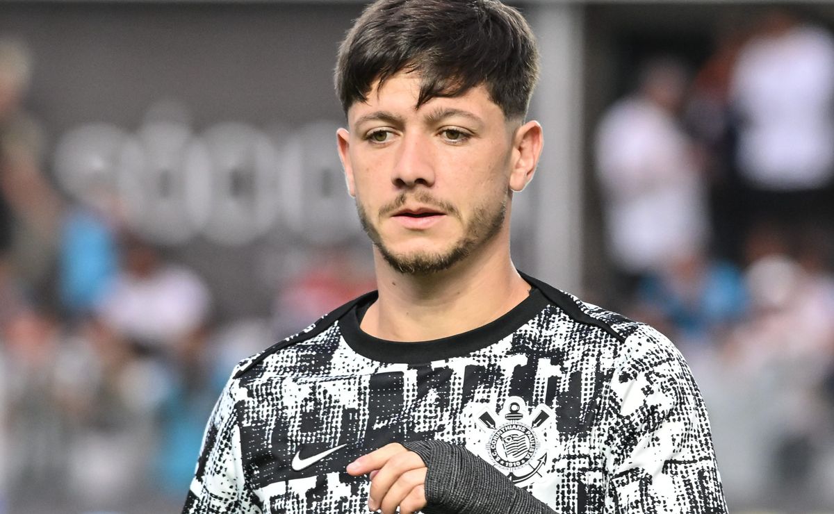 Rodrigo Garro engrossa o coro sobre danos causados pelo gramado sintético: “atenta contra o nosso corpo”