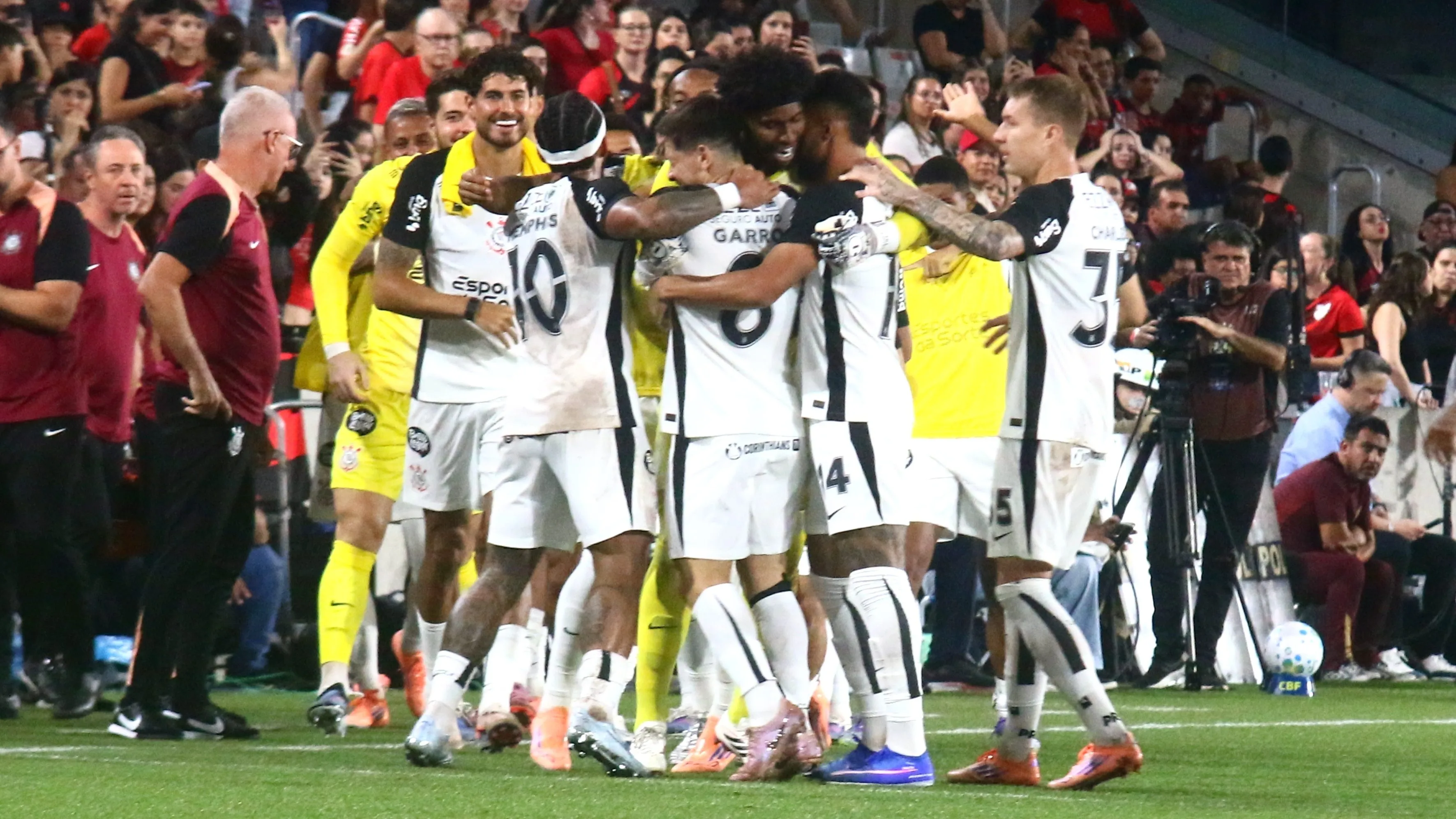 PR – CURITIBA – 19/02/2026 – BRASILEIRO A 2026, ATHLETICO-PR X CORINTHIANS – Rodrigo Garro jogador do Corinthians comemora seu gol durante partida contra o Athletico-PR no estadio Arena da Baixada pelo campeonato Brasileiro A 2026. Foto: Gabriel Machado/AGIF