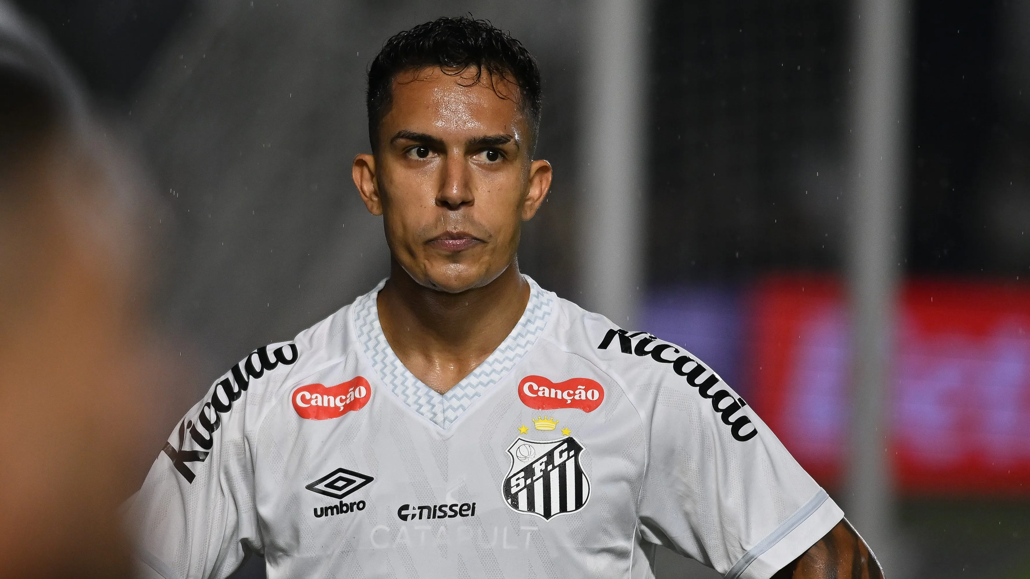 Igor Vinicius jogador do Santos durante partida contra o Internacional no estadio Vila Belmiro pelo campeonato Brasileiro A 2025. Foto: Jota Erre/AGIF