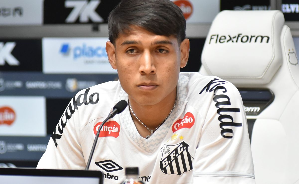 Alexis Duarte segue fora dos planos de Vojvoda e Alexandre Mattos quer negociar o zagueiro