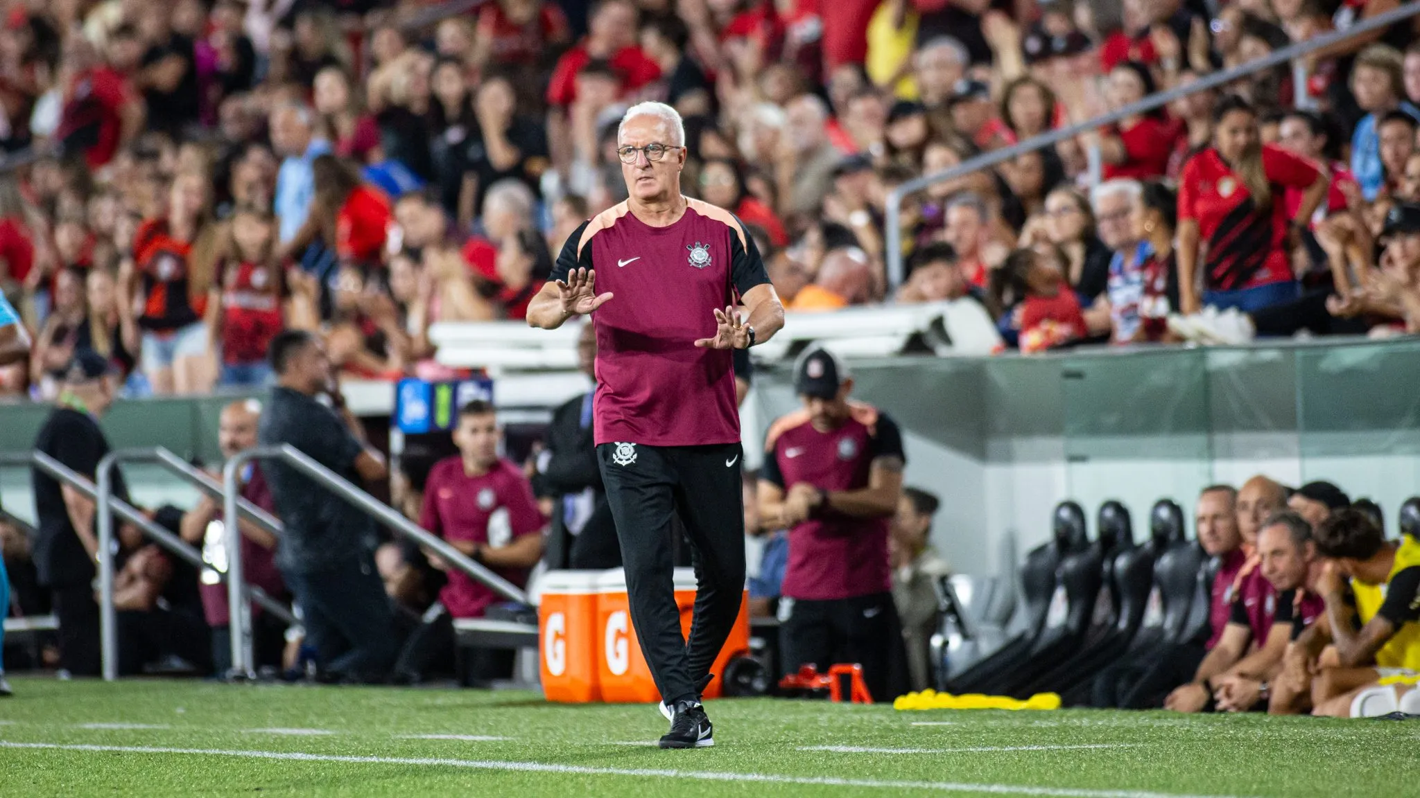 Dorival Junior tecnico do Corinthians durante partida contra o Athletico-PR no estadio Arena da Baixada pelo campeonato Brasileiro A 2026. Foto: Luis Garcia/AGIF