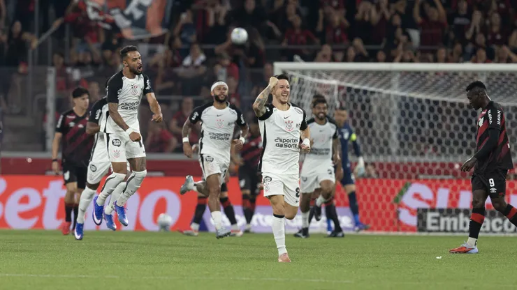 Jogadores do Corinthians comemoram o gol do time durante partida contra o Athletico-PR no estadio Arena da Baixada pelo campeonato Brasileiro A 2026. Foto: Hedeson Alves/AGIF
