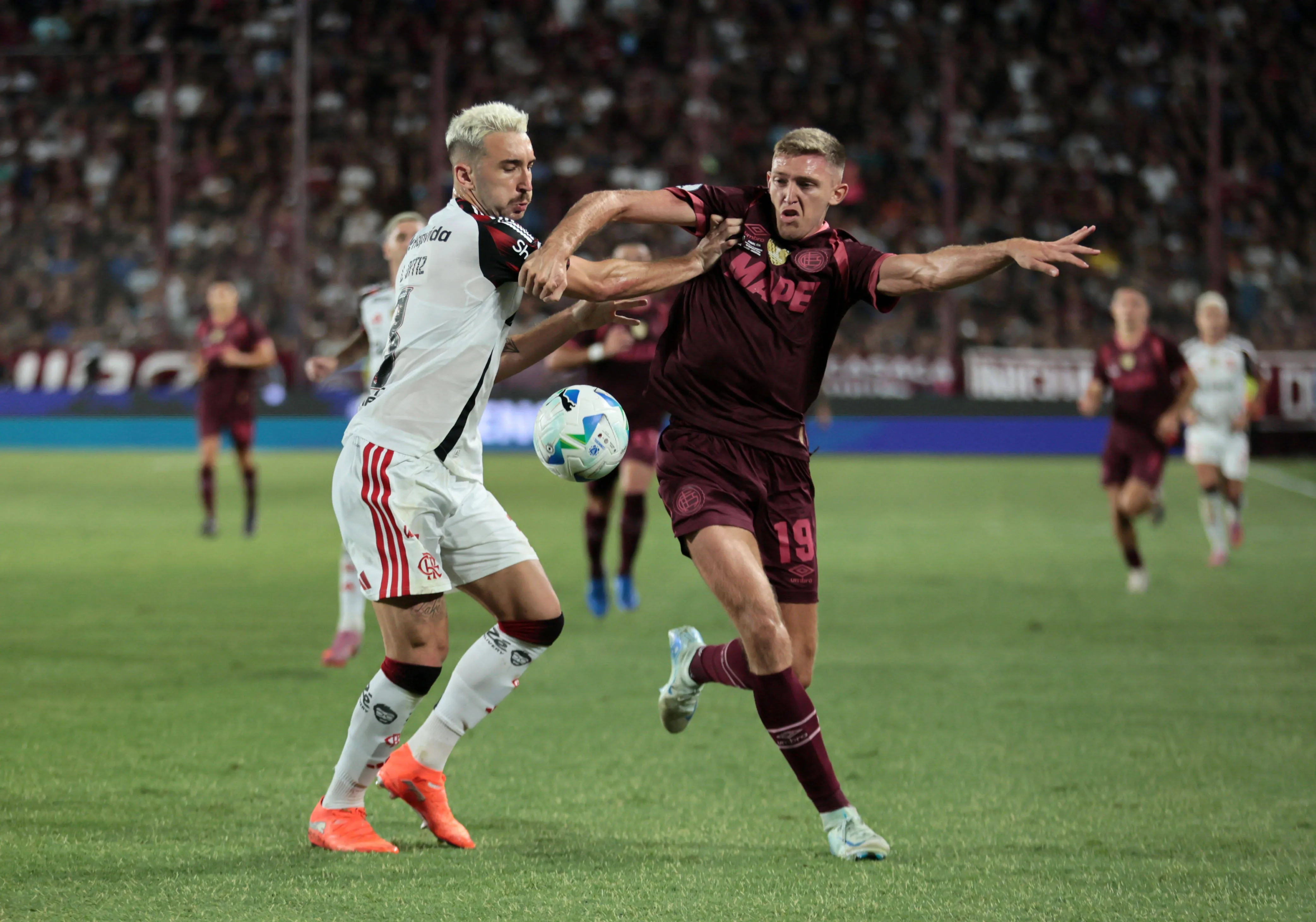 Centroavante do Lanús, Rodrigo Castillo deu trabalho para Léo Ortiz e Léo Pereira em jogo de ida da final da Recopa – Foto: IMAGO / Fotobaires