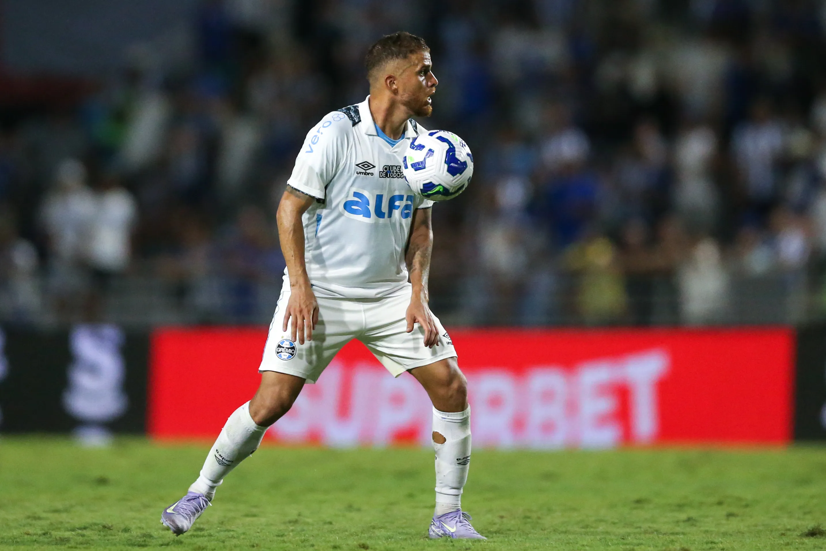 Cuellar jogador do Gremio durante a partida entre CSA e Gremio no Estadio Rei Pele em Maceio (AL), valida pela Copa do Brasil 2025. Foto: Marlon Costa/AGIF