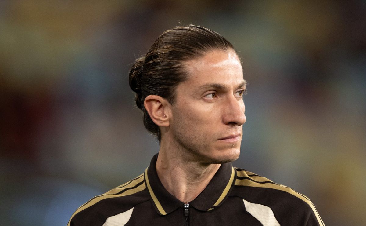 Filipe Luís se posiciona no Flamengo sobre declarações envolvendo Vinícius Júnior: “Reitero o meu apoio”