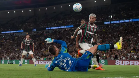 Lucho Acosta, jogador do Fluminense, e Neto goleiro do Botafogo no lance do gol durante partida no estadio Maracana pelo Campeonato Brasileiro A 2026. Foto: Jorge Rodrigues/AGIF