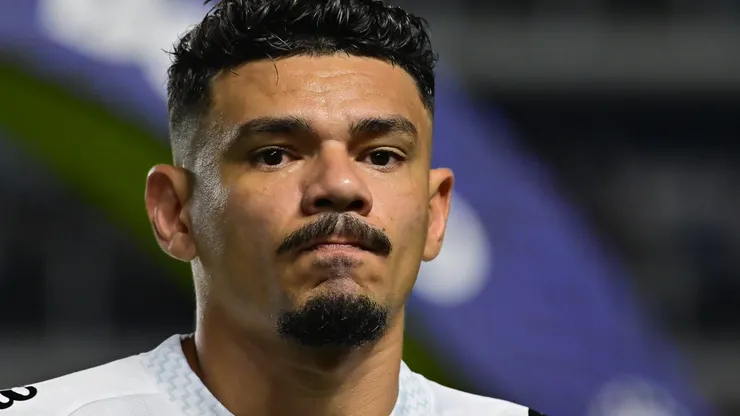 Tiquinho Soares, jogador do Santos durante partida contra o Sport no estadio Vila Belmiro pelo campeonato Brasileiro A 2025. Foto: Jota Erre/AGIF