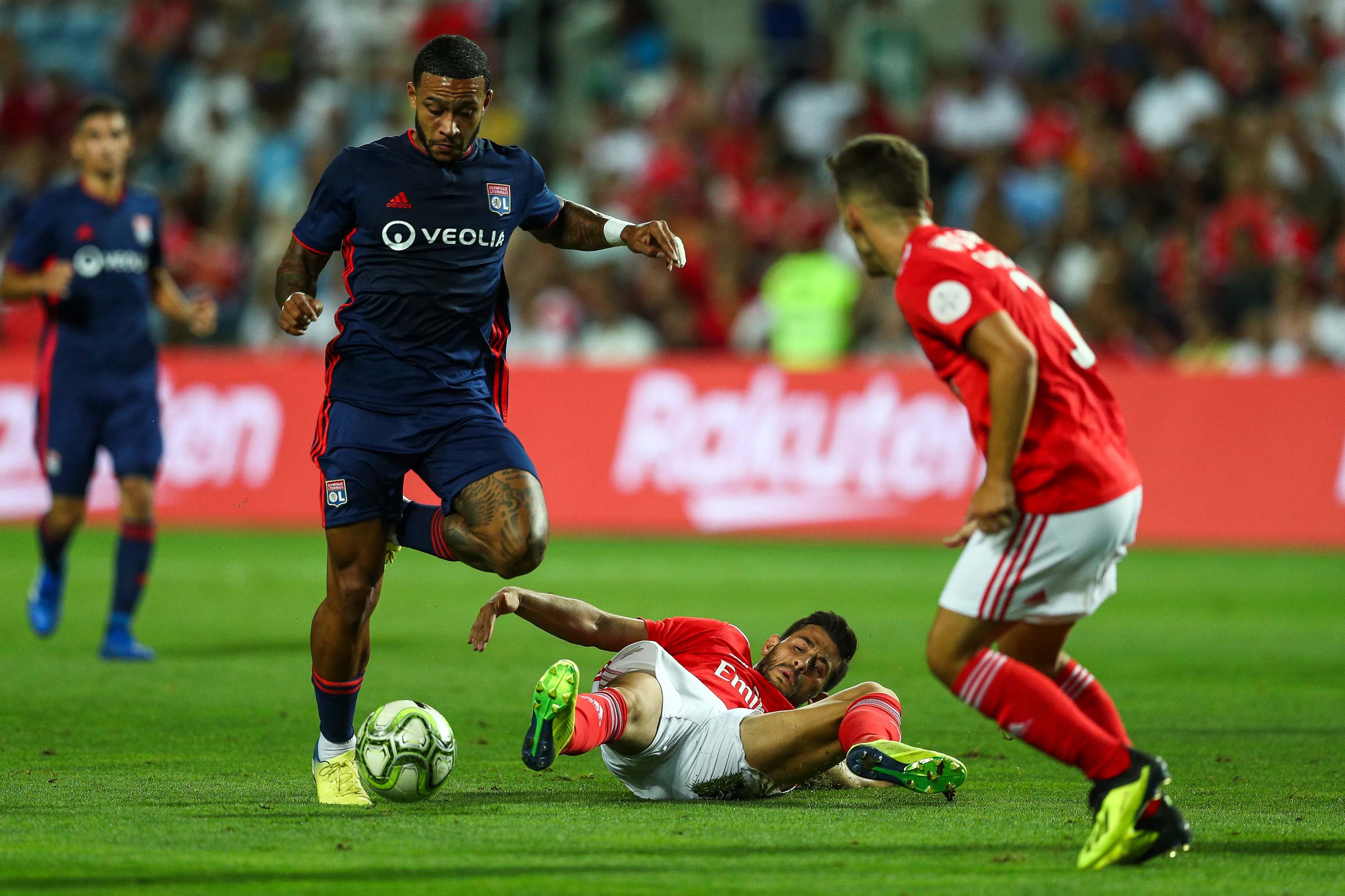 Memphis em ação no jogo em questão diante do Benfica-POR. Foto: Carlos Rodrigues/Getty Images