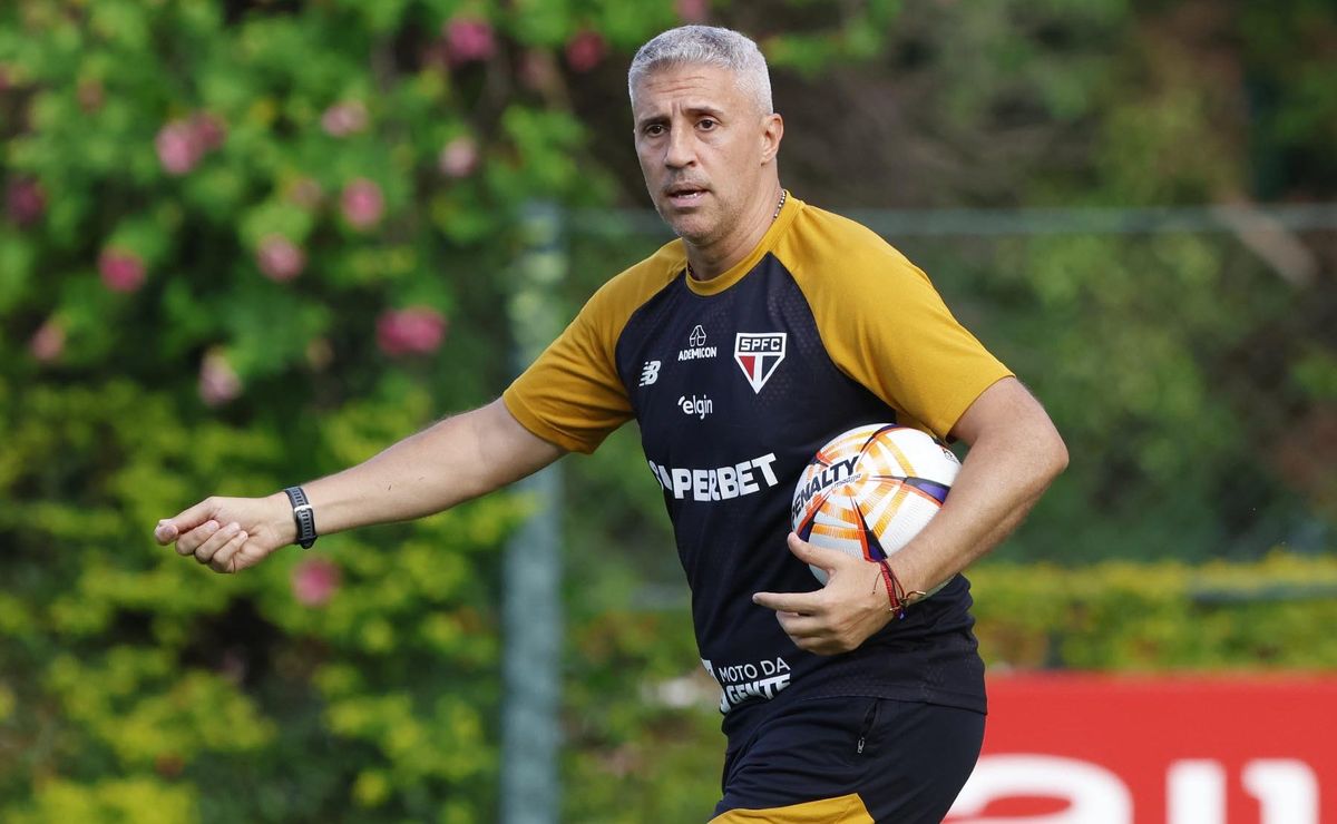 Crespo testa dois esquemas e pode voltar aos três zagueiros contra o Bragantino