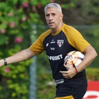 Crespo testa dois esquemas e pode voltar aos três zagueiros contra o Bragantino