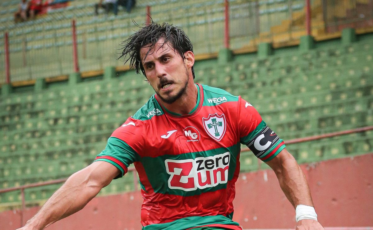 Gabriel Pires manda recado a Memphis Depay antes de Portuguesa x Corinthians e projeta reencontro