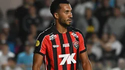 SP - SANTOS - 20/10/2025 - BRASILEIRO A 2025, SANTOS X VITORIA - Lucas Braga jogador do Vitoria durante partida contra o Santos no estadio Vila Belmiro pelo campeonato Brasileiro A 2025. Foto: Jota Erre/AGIF