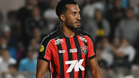 SP – SANTOS – 20/10/2025 – BRASILEIRO A 2025, SANTOS X VITORIA – Lucas Braga jogador do Vitoria durante partida contra o Santos no estadio Vila Belmiro pelo campeonato Brasileiro A 2025. Foto: Jota Erre/AGIF
