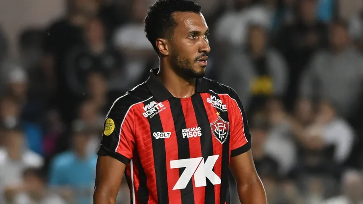SP - SANTOS - 20/10/2025 - BRASILEIRO A 2025, SANTOS X VITORIA - Lucas Braga jogador do Vitoria durante partida contra o Santos no estadio Vila Belmiro pelo campeonato Brasileiro A 2025. Foto: Jota Erre/AGIF