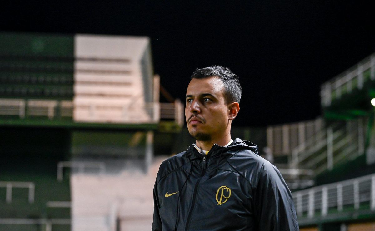 Corinthians demite o técnico Lucas Piccinato após empate no Brasileirão Feminino