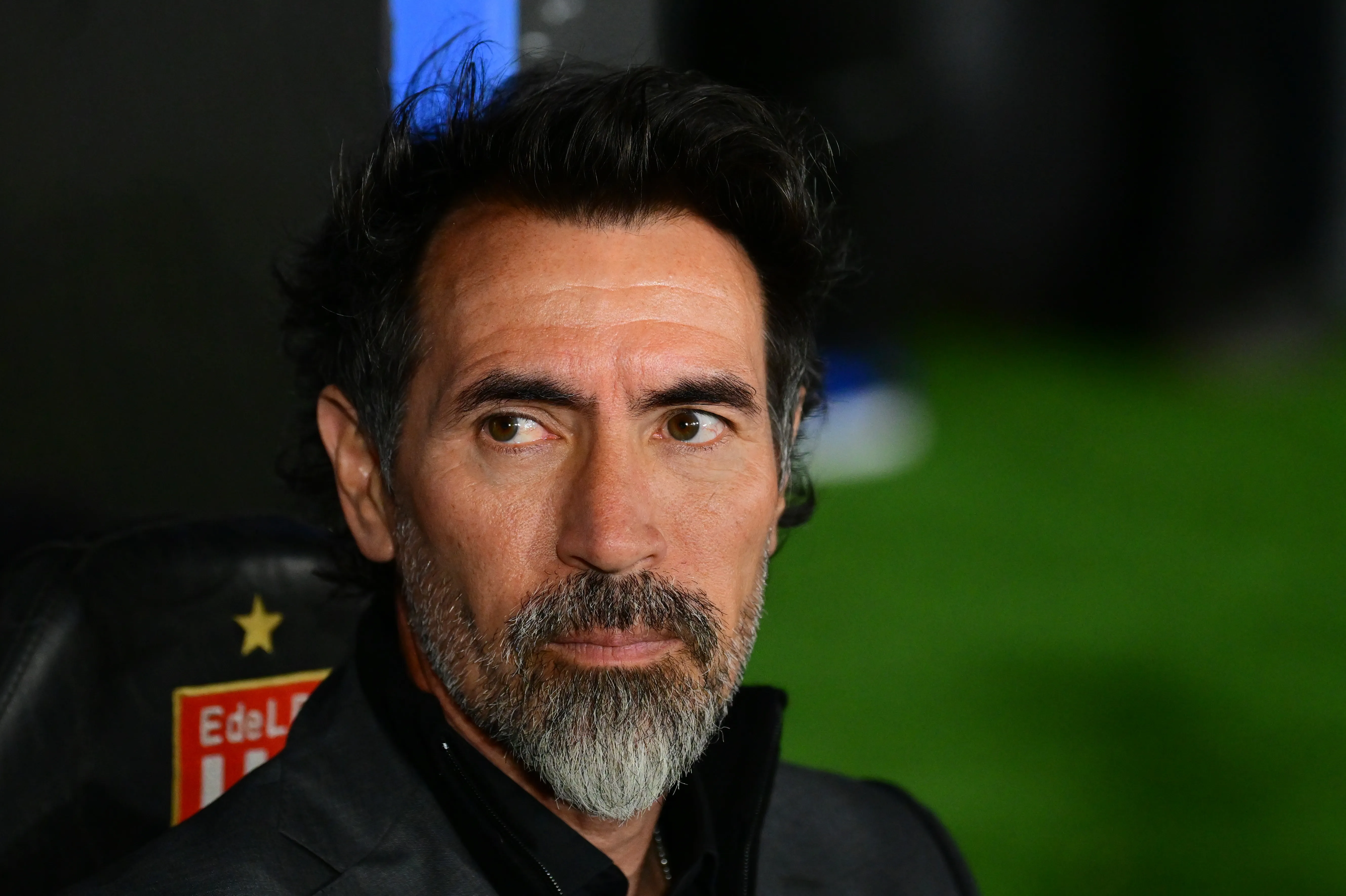 LA PLATA, ARGENTINA – SEPTEMBER 25: Eduardo Domínguez, Head Coach of Estudiantes de La Plata, looks on during the Copa CONMEBOL Libertadores 2025 Quarter-final Second leg match between at Jorge Luis Hirschi Stadium on September 25, 2025 in La Plata, Argentina. (Photo by Marcelo Endelli/Getty Images)