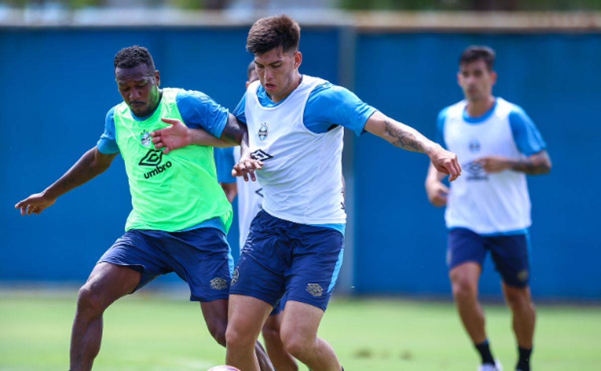 Leonel Pérez mal chega ao Grêmio e já impressiona Luís Castro nos treinos