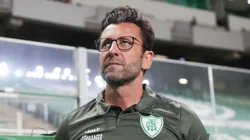 Alberto Valentim durante partida do Coelho