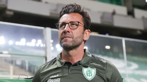 Alberto Valentim durante partida do Coelho