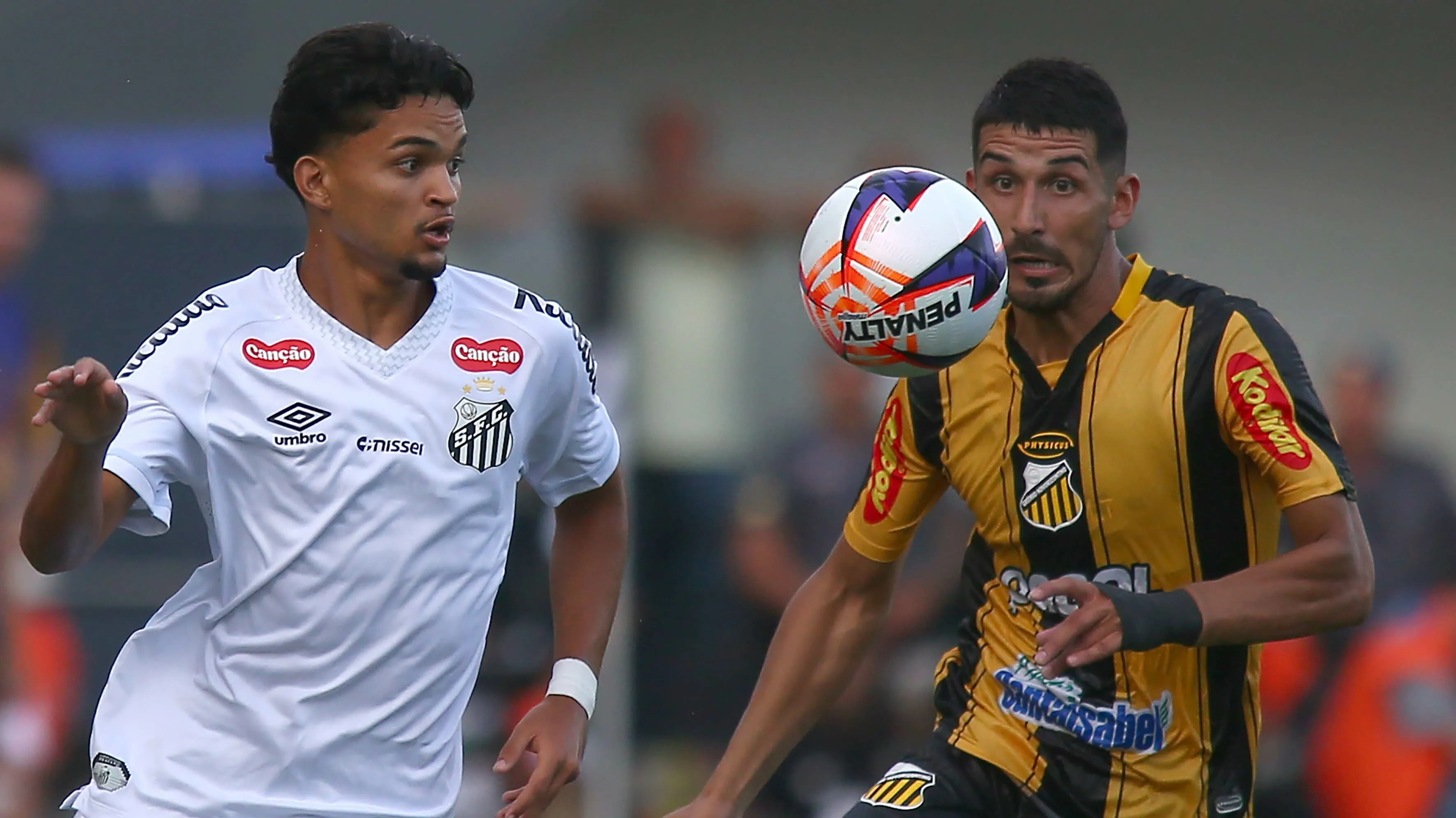Mateus Xavier jogador do Santos disputa lance com Jean Irmer jogador do Novorizontino durante partida no estadio Vila Belmiro pelo campeonato Paulista 2026. Foto: Mauricio De Souza/AGIF