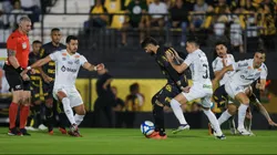 Fabricio Daniel jogador do Novorizontino disputa lance com Escobar jogador do Santos durante partida no estadio Jorge Ismael de Biasi pelo campeonato Brasileiro B 2024. Foto: Pedro Zacchi/AGIF