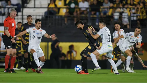 Fabricio Daniel jogador do Novorizontino disputa lance com Escobar jogador do Santos durante partida no estadio Jorge Ismael de Biasi pelo campeonato Brasileiro B 2024. Foto: Pedro Zacchi/AGIF