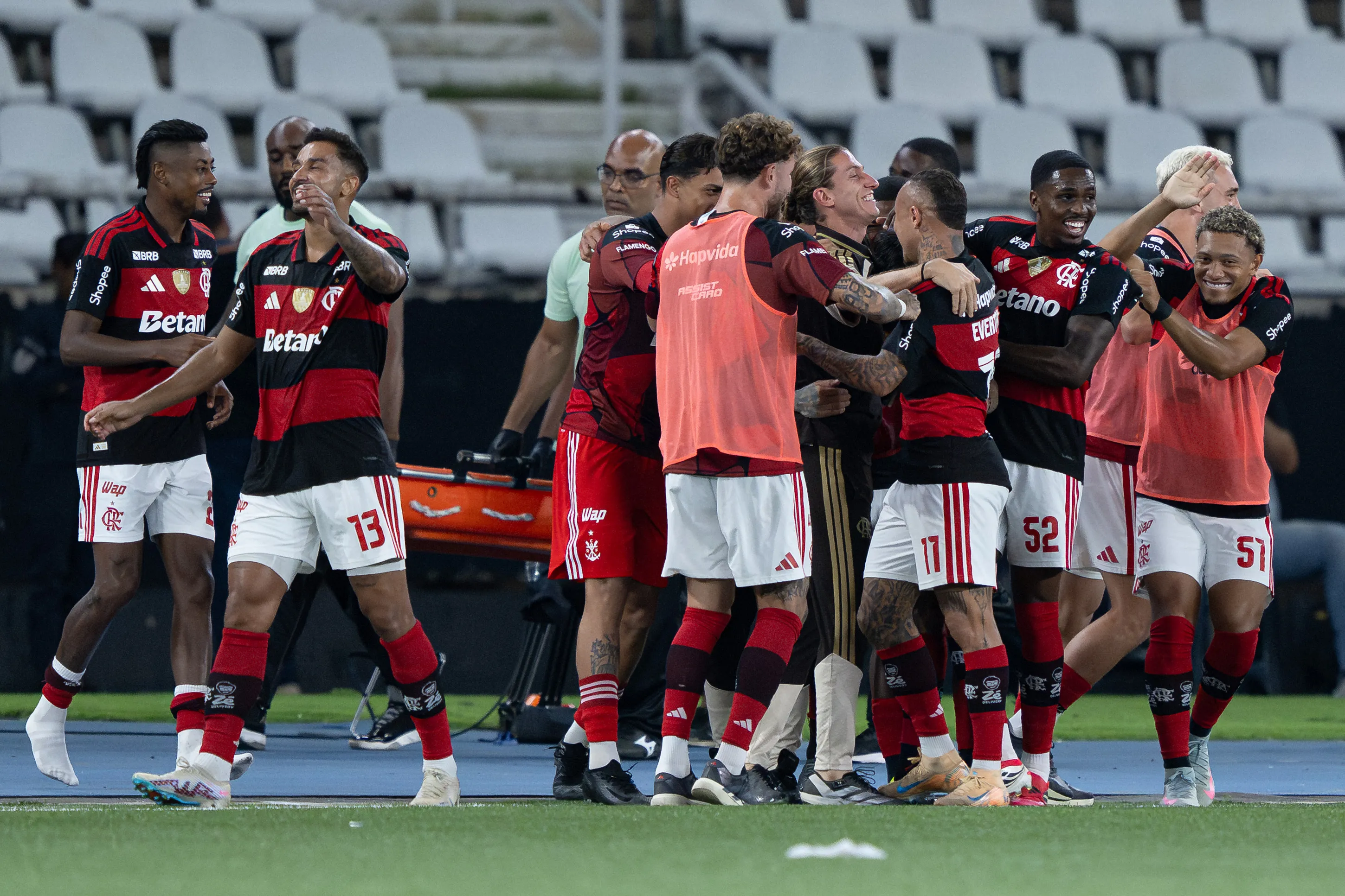 RJ – RIO DE JANEIRO – 15/02/2026 – CARIOCA 2026, BOTAFOGO X FLAMENGO – Pulgar jogador do Flamengo comemora seu gol com jogadores do seu time durante partida contra o Botafogo no estadio Engenhao pelo campeonato Carioca 2026. Foto: Jorge Rodrigues/AGIF