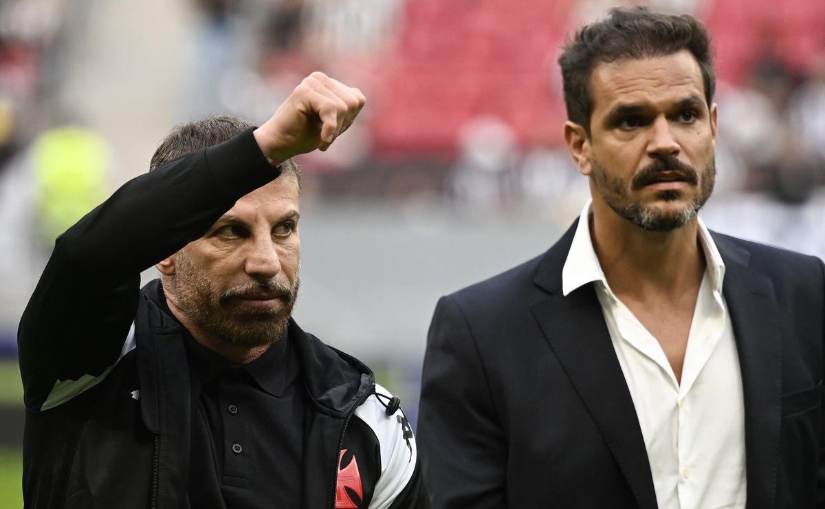 Após fechar com Hinestroza, Vasco mantém busca por outro atacante de lado, mas negócio está sendo tratado sob sigilo