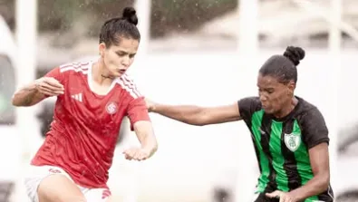 Jogadoras do América-MG e Internacional em campo