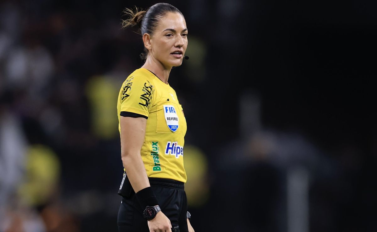 Torcida do São Paulo detona árbitra Daiane Muniz por pênalti não marcado contra o Bragantino