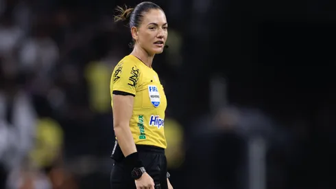 Torcida do São Paulo detona árbitra Daiane Muniz por pênalti não marcado contra o Bragantino. Foto: Marcello Zambrana/AGIF