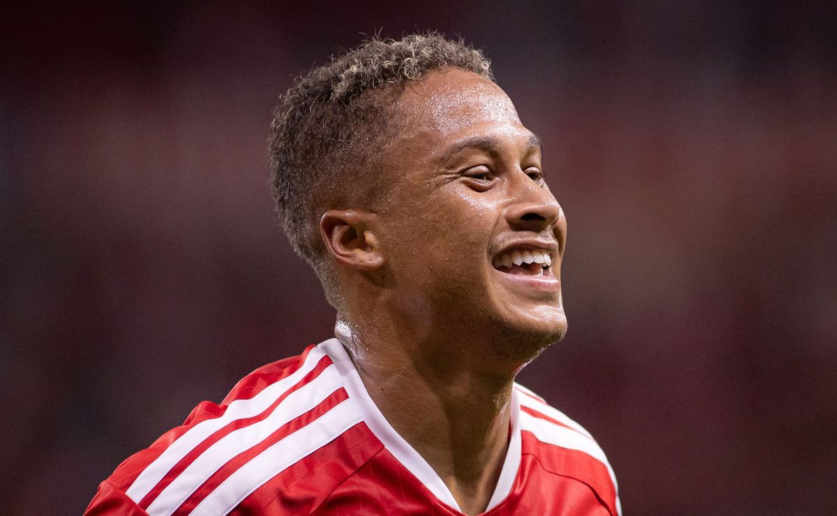 Internacional goleia o Ypiranga com show de Vitinho e está classificado para a final do Gauchão