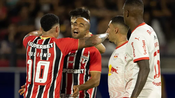 Lucas Moura, jogador do São Paulo, comemora seu gol durante partida contra o Bragantino no estadio Cicero De Souza Marques pelo campeonato Paulista 2026. Foto: Joisel Amaral/AGIF