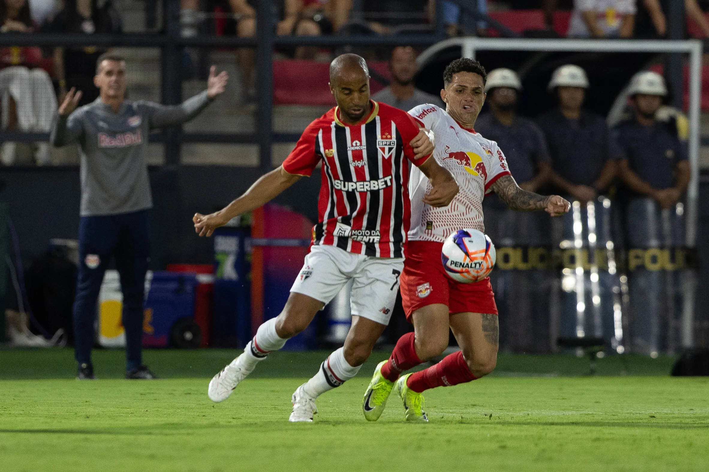 GUSTAVINHO jogador do Bragantino disputa lance com LUCAS MOURA jogador do Sao Paulo durante partida no estadio Cicero De Souza Marques pelo campeonato Paulista 2026. Foto: Joisel Amaral/AGIF