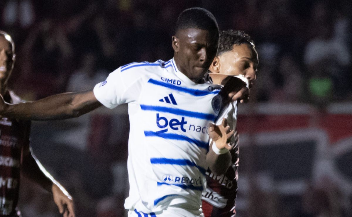 Tite consola Néiser Villarreal no banco e gesto repercute positivamente na vitória do Cruzeiro