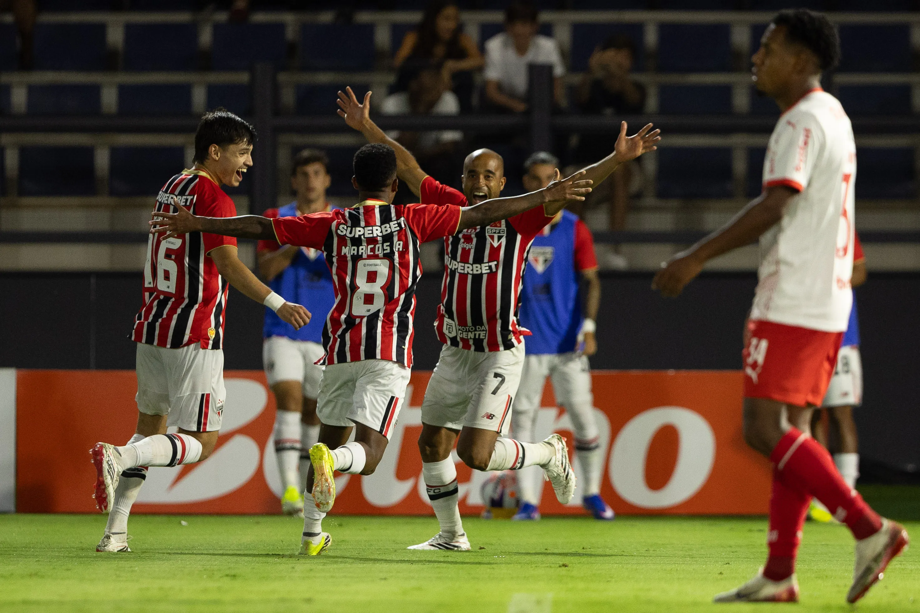 SP – BRAGANCA PAULISTA – 21/02/2026 – PAULISTA 2026, BRAGANTINO X SAO PAULO – LUCAS MOURA jogador do Sao Paulo comemora seu gol durante partida contra o Bragantino no estadio Cicero De Souza Marques pelo campeonato Paulista 2026. Foto: Joisel Amaral/AGIF