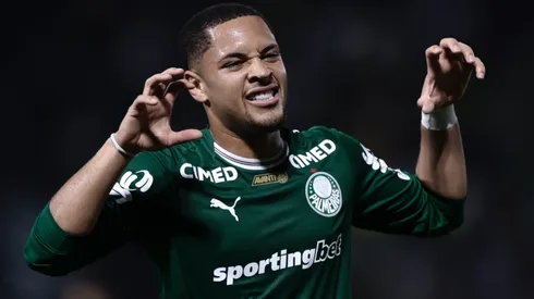 Vitor Roque, jogador do Palmeiras, comemora seu gol durante partida contra o Capivariano no estadio Arena Barueri pelo campeonato Paulista 2026. Foto: Marcello Zambrana/AGIF