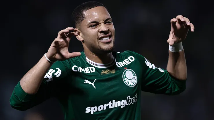Vitor Roque, jogador do Palmeiras, comemora seu gol durante partida contra o Capivariano no estadio Arena Barueri pelo campeonato Paulista 2026. Foto: Marcello Zambrana/AGIF