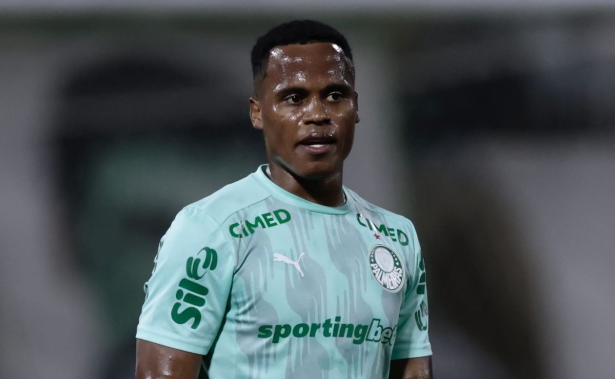 Jhon Árias sofre pênalti em sua estreia e colabora para classificação tranquila do Palmeiras
