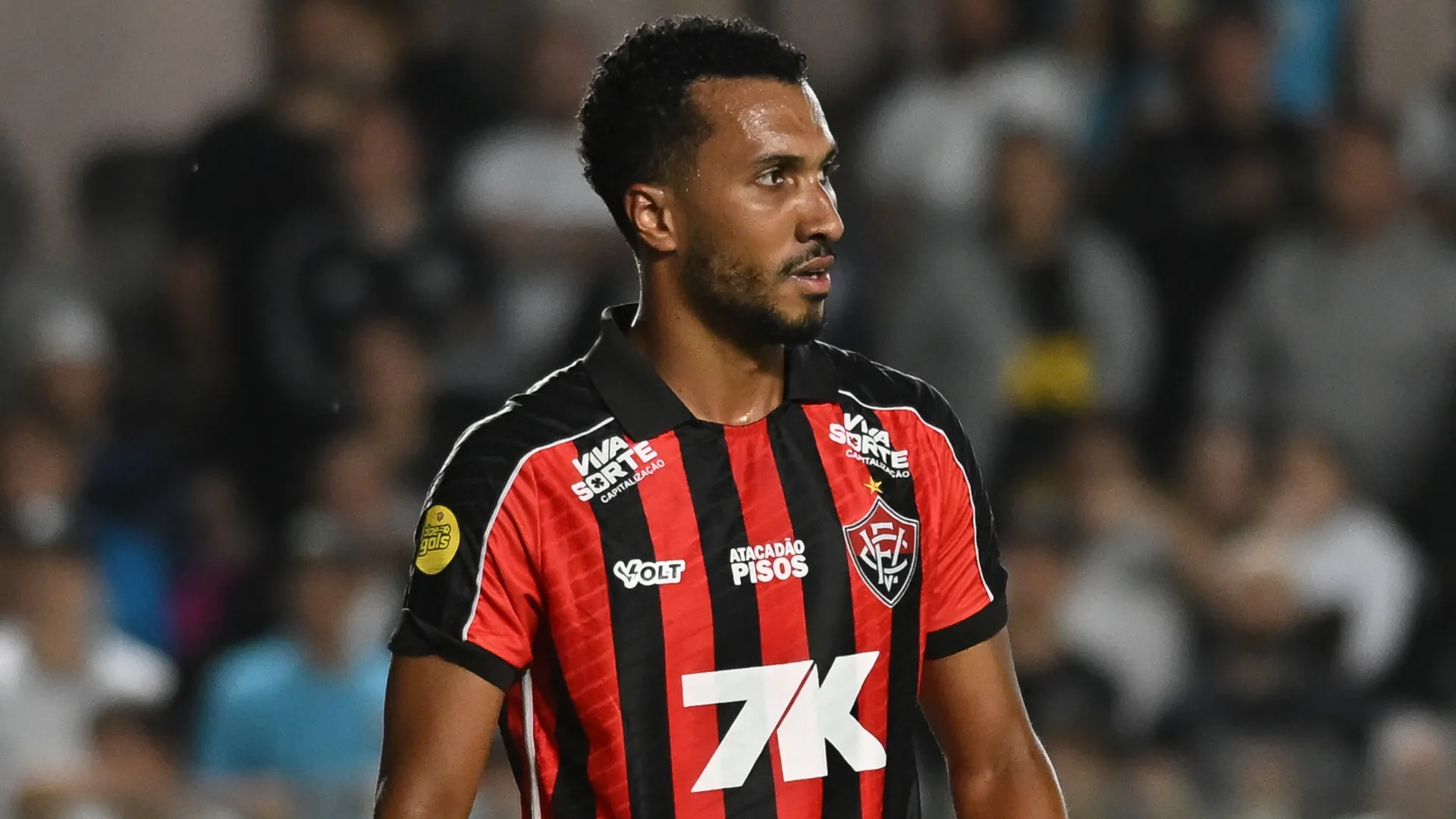 Lucas Braga em ação pelo Vitória em 2025 – Foto: Jota Erre/AGIF