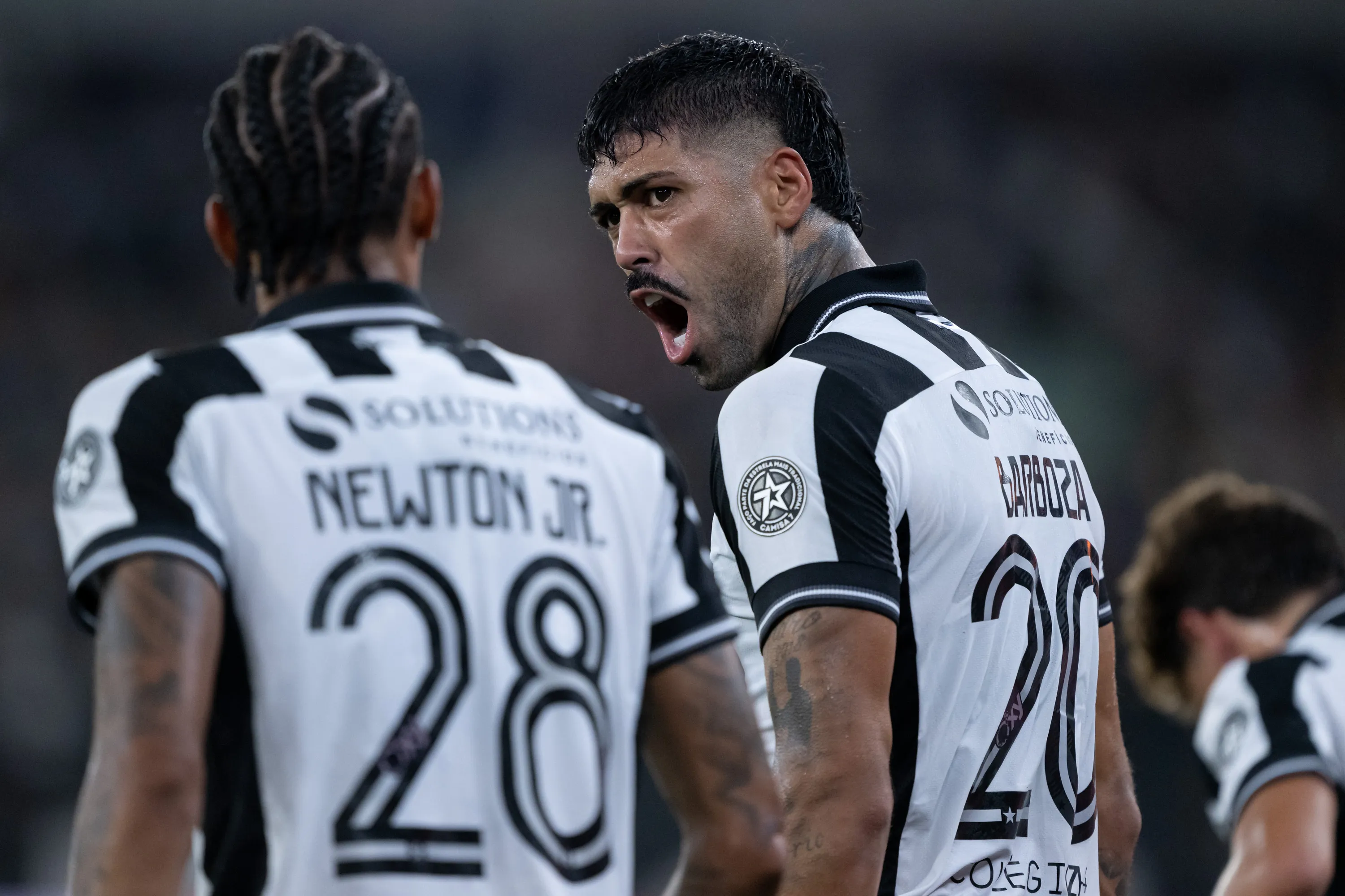 RJ – RIO DE JANEIRO – 15/02/2026 – CARIOCA 2026, BOTAFOGO X FLAMENGO – Barboza jogador do Botafogo comemora seu gol com Newton jogador da sua equipe durante partida contra o Flamengo no estadio Engenhao pelo campeonato Carioca 2026. Foto: Jorge Rodrigues/AGIF
