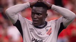 Kevin Viveros defende o Athletico-PR.