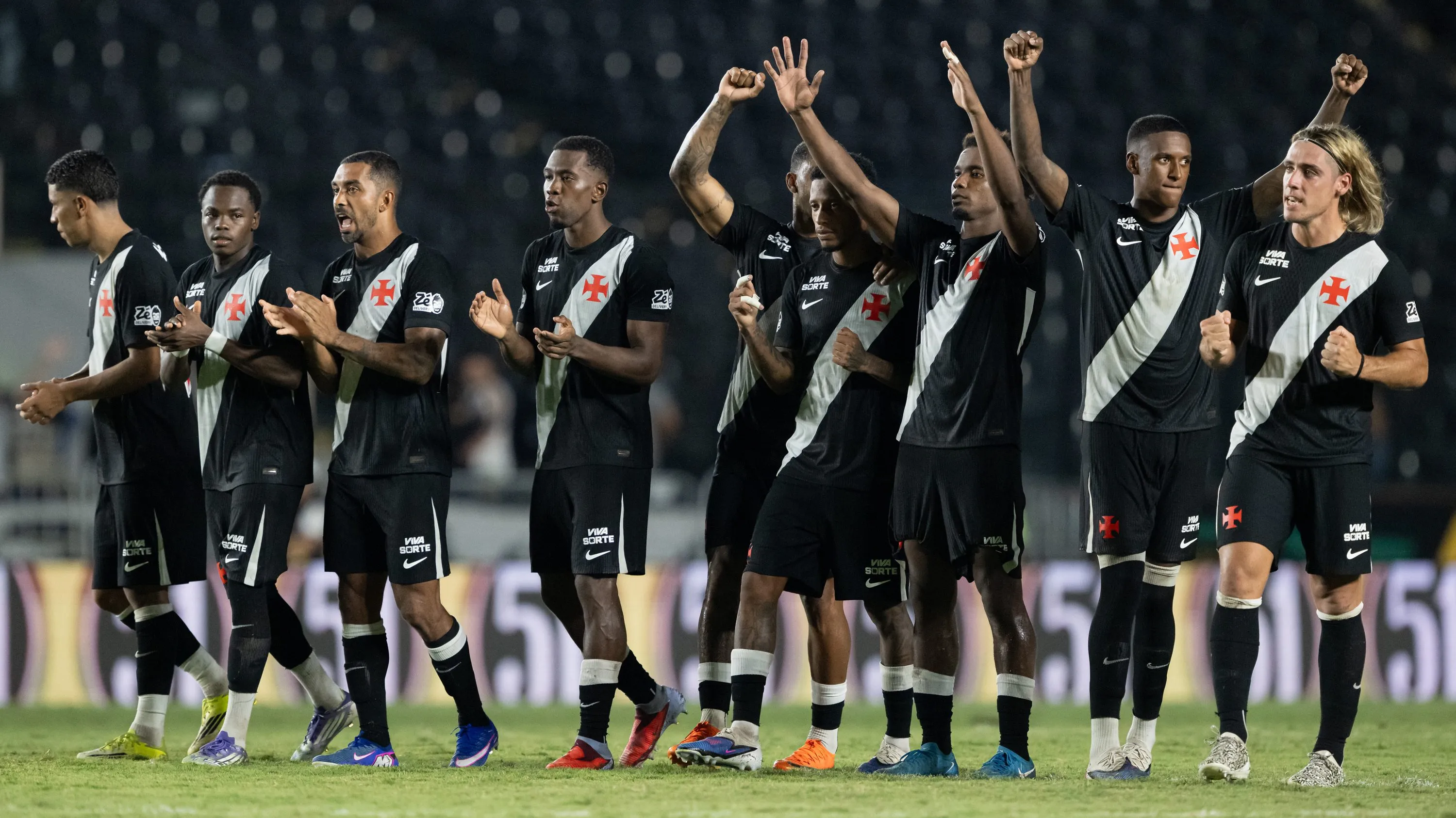 Jogadores do Vasco comemoram vitória por pênaltis em decisão durante partida contra o Volta Redonda no estadio São Januario pelo Campeonato Carioca 2026. Foto: Jorge Rodrigues/AGIF