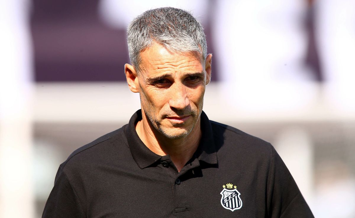 Torcida do Santos critica Vojvoda e saída de bola em duelo contra o Novorizontino