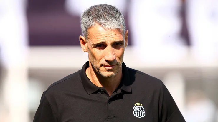 Juan Pablo Vojvoda tecnico do Santos durante partida contra o Novorizontino no estadio Vila Belmiro pelo campeonato Paulista 2026. Foto: Mauricio De Souza/AGIF