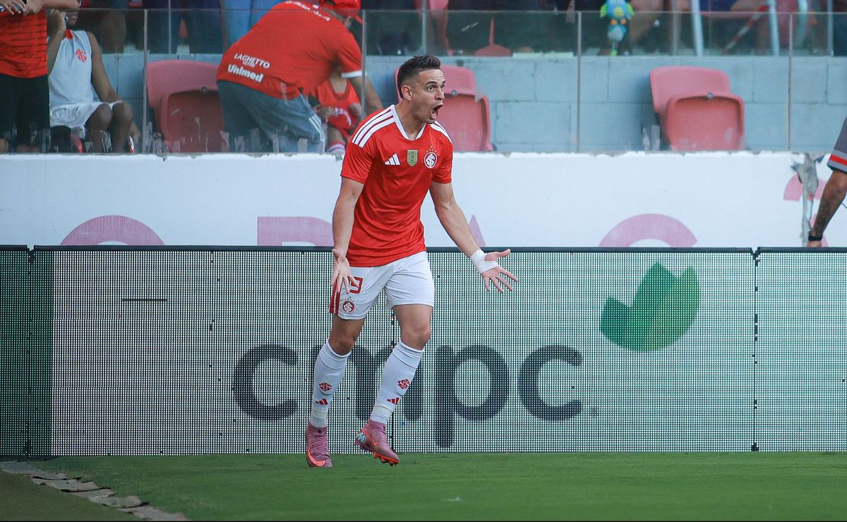 Paulo Pezzolano exalta fase de Rafael Borré no Internacional, dizendo que mérito é total do atacante